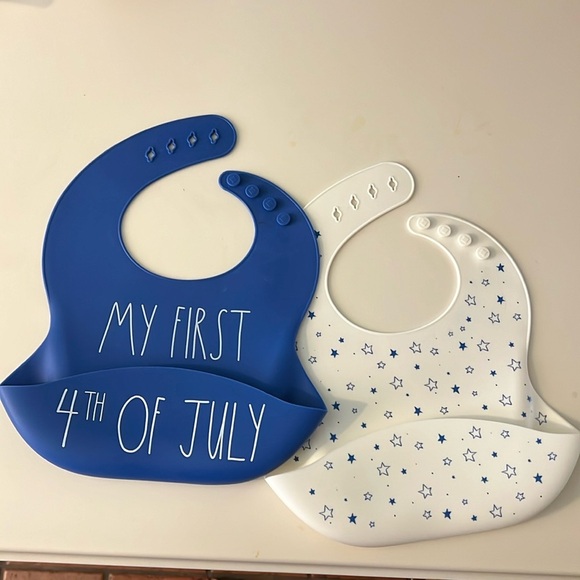 ✨ Rae Dunn Silicone Baby Bib Set – 4th of July / Stars & Stripes – EUC ✨ - Picture 1 of 2
